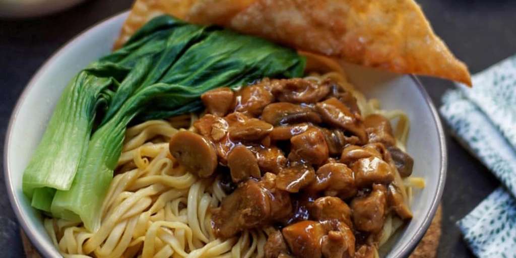 Mie Pangsit Pak Waluyo: Rahasia Rasa yang Bikin Cilacap Bergetar